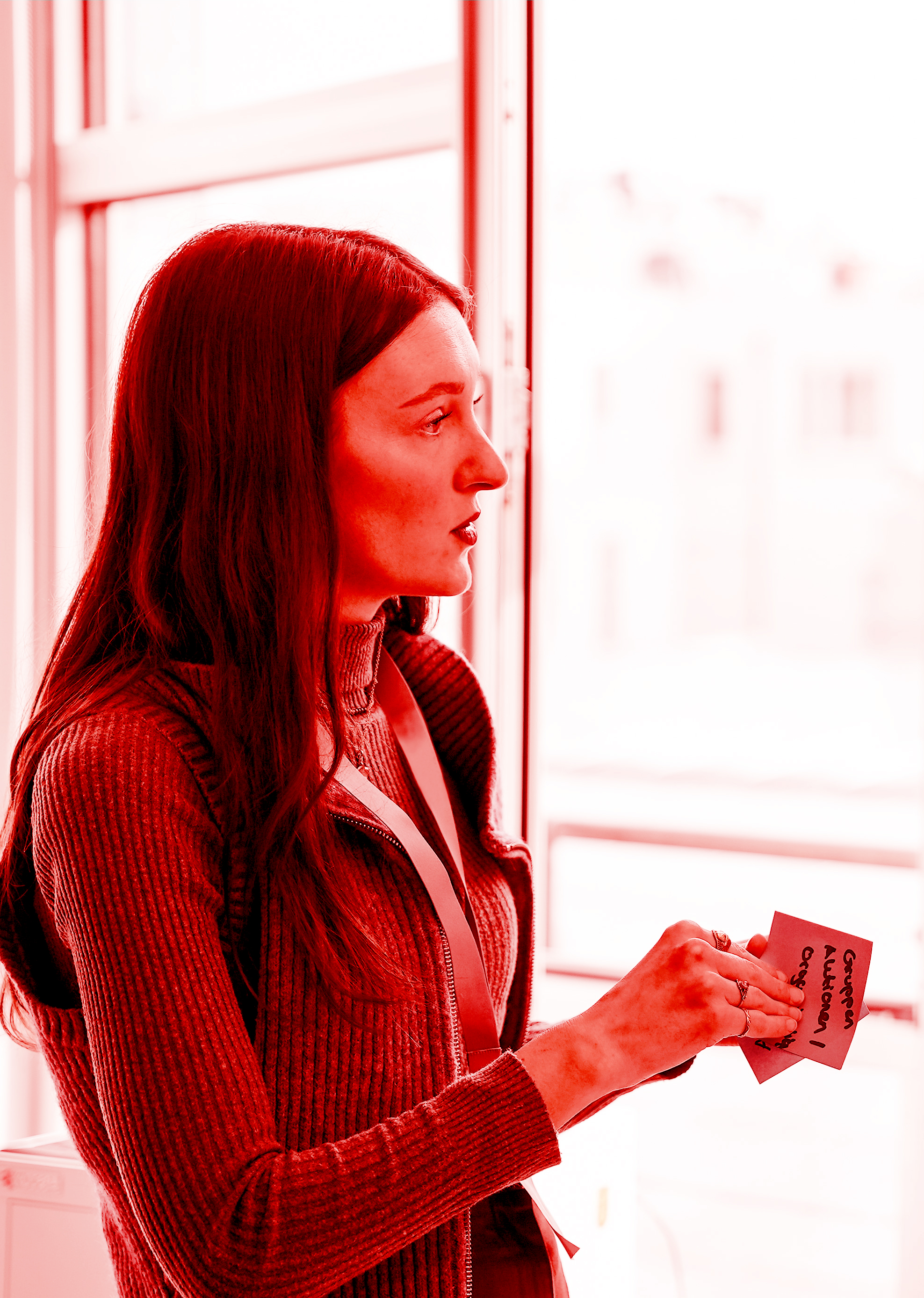 Foto von einer Frau, die Notizzettel in der Hand hält.