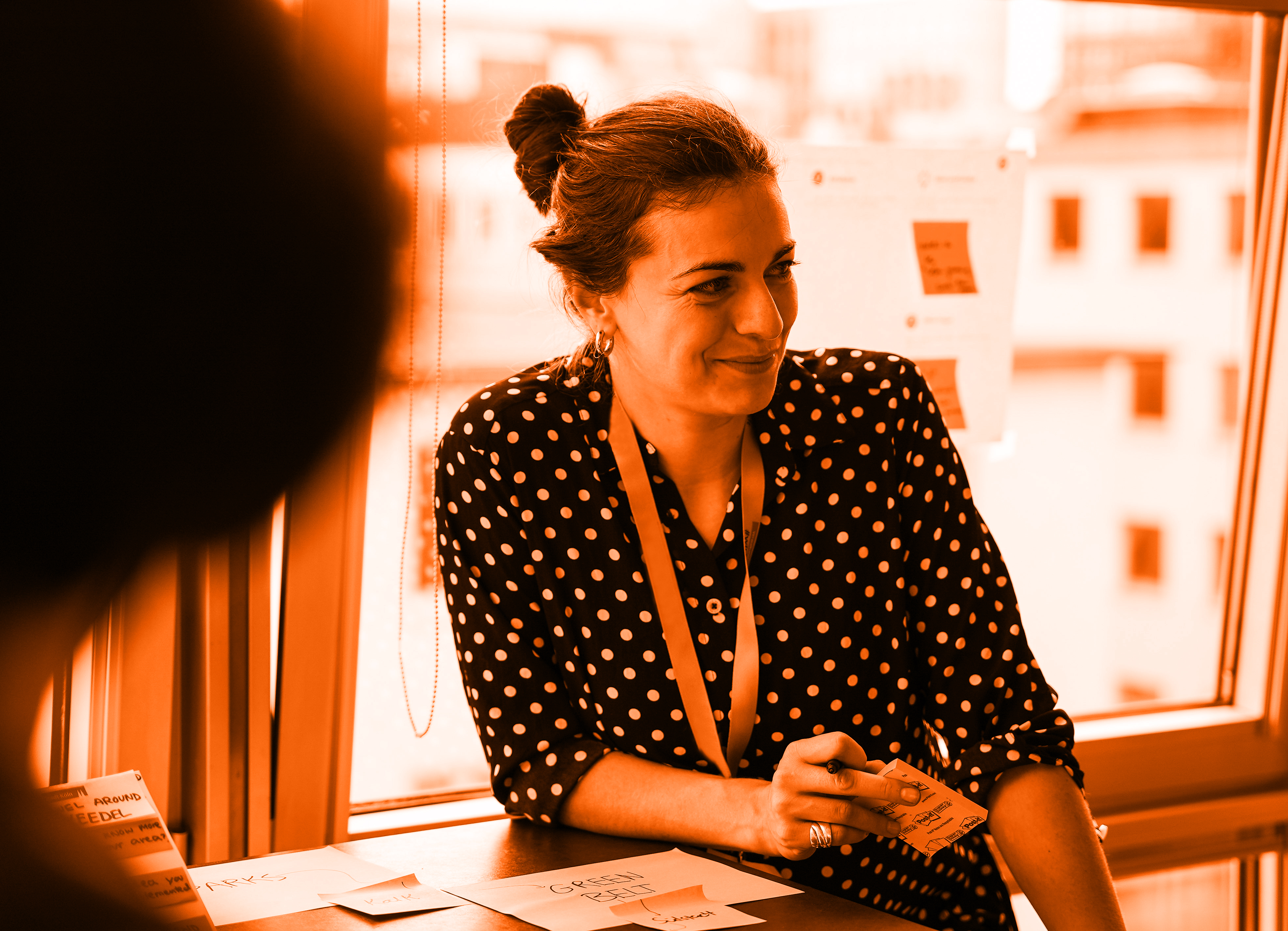 Foto von einer Person, die an einen Tisch gelehnt steht