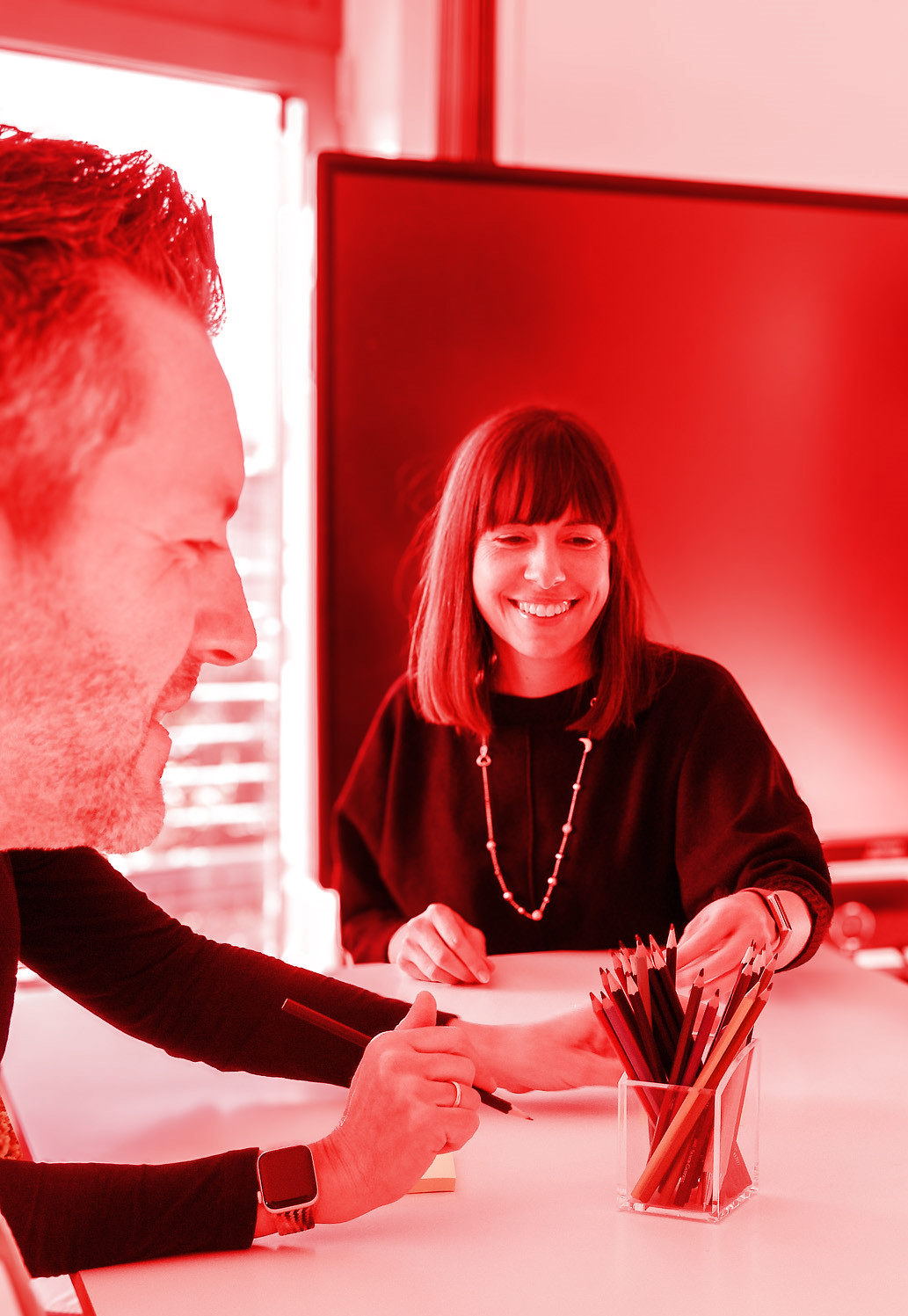 Foto von Menschen, die an einem Tisch stehen