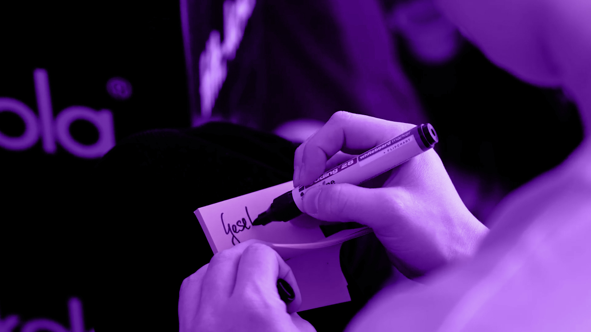 Foto einer Hand, die Gesellschaft schreibt