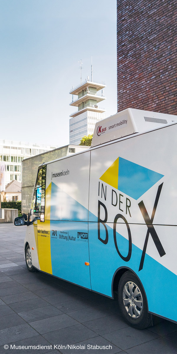Seitenaufnahme des Elektro-Busses museenkoeln IN DER BOX (mobile Ausstellung)