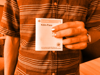 Auschnitt von einer Personen, die den Köln-Pass in der Hand hält