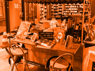 Foto von einem Wagen auf dem die Bücherbande präsentiert wird