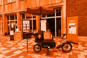 Foto vom InnovationsMobil vor einem Gebäude